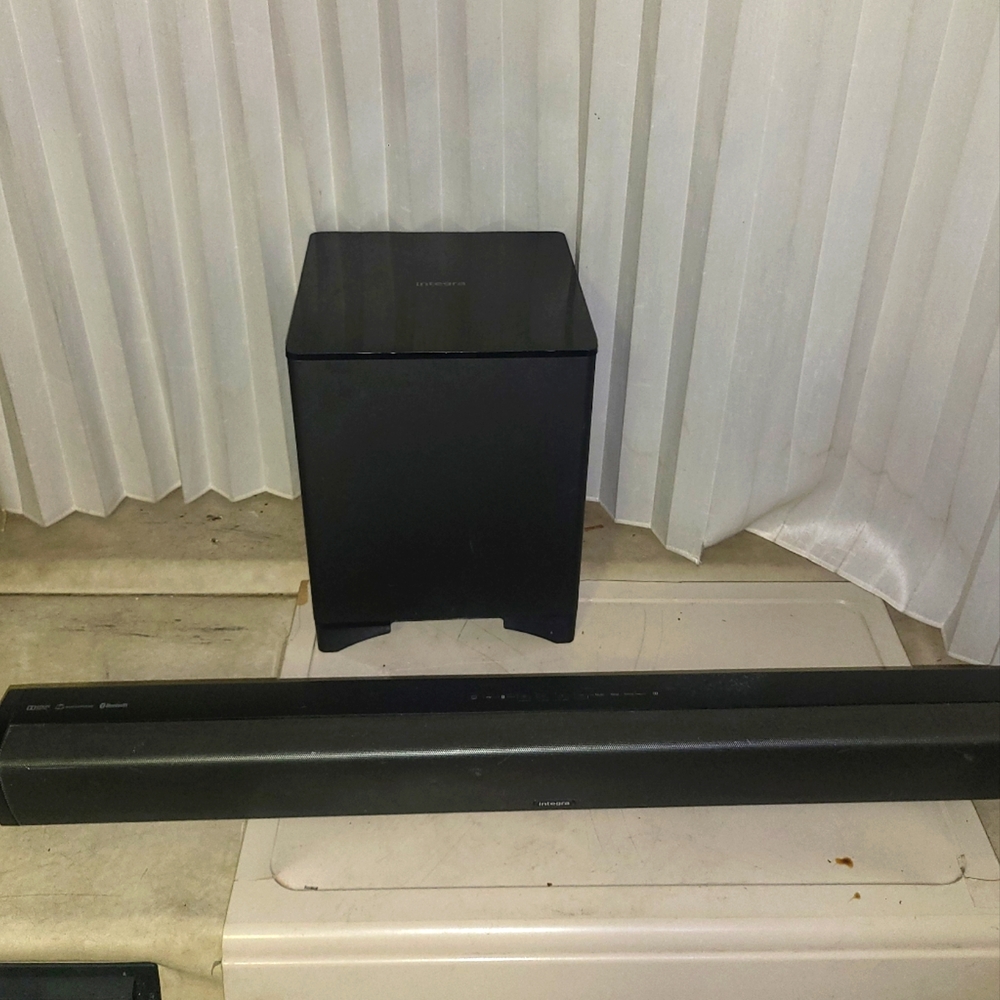 SPEAKER AND SOUNDBAR SET